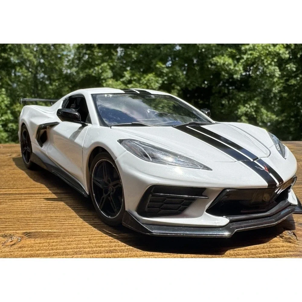 2020 Chevrolet Corvette Stingray C8 White Black Stripe 1:18 Maisto Diecast